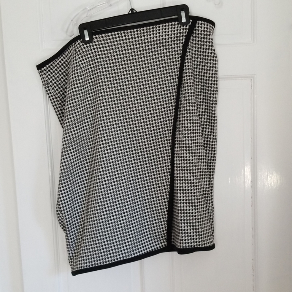 Calvin Klein lovely houndstooth skirt